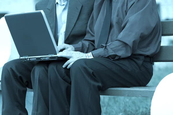 Biznesmeni z laptopem — Zdjęcie stockowe