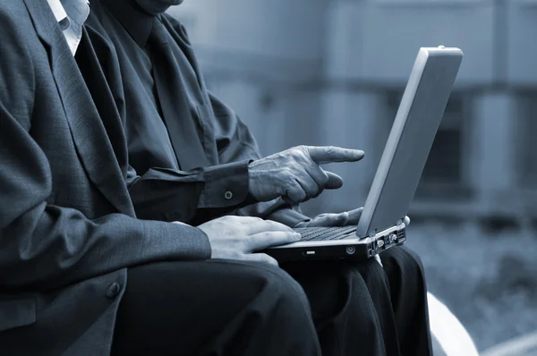 Homens de negócios com laptop — Fotografia de Stock