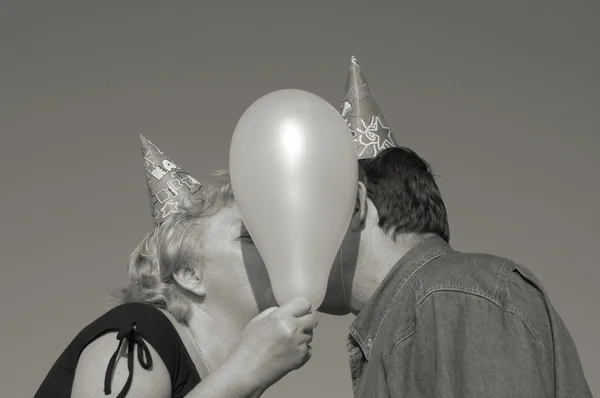 Kiss på party — Stockfoto