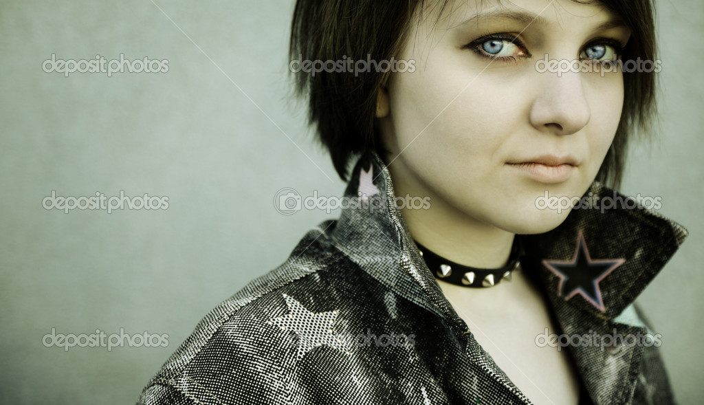 Menina Do Cabelo Curto Do Punk Do Emo De Goth Foto de Stock