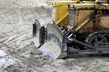 metniniz için boş alanı olan iki buldozer