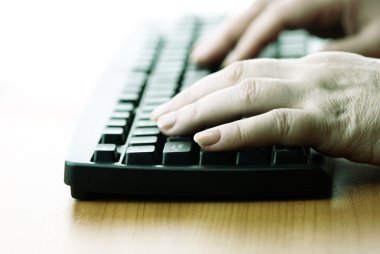 iş üstünde bilgisayar