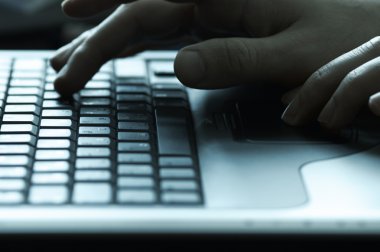 Laptop üzerinde çalış.