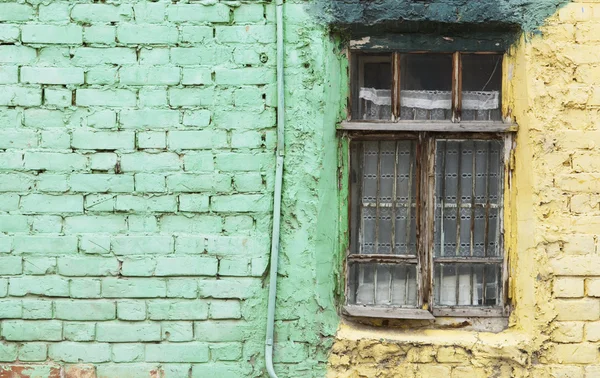 Vieille fenêtre et mur vert -focus sur la fenêtre — Photo
