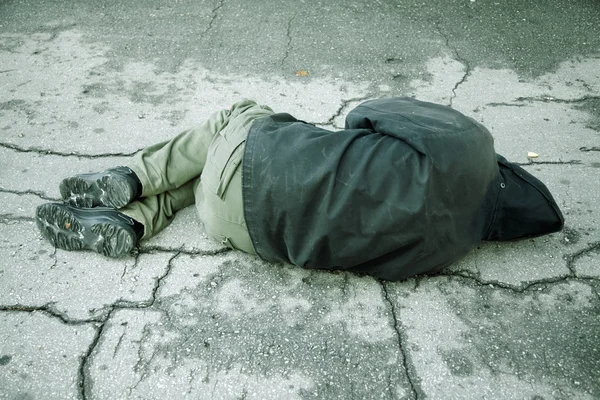 通りの上で寝る — ストック写真