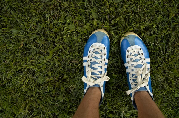 Vintage shoes on the green grass — Stock Photo, Image