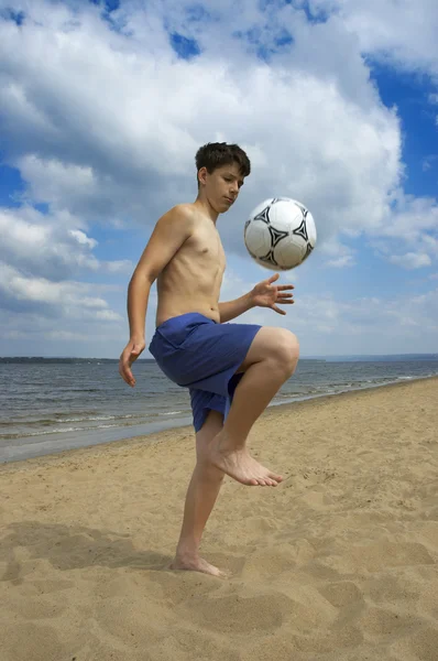 해변에서 여름 축구 — 스톡 사진