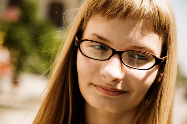 Junge Frau mit Brille — Stockfoto