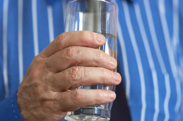 Hand hält Glas — Stockfoto