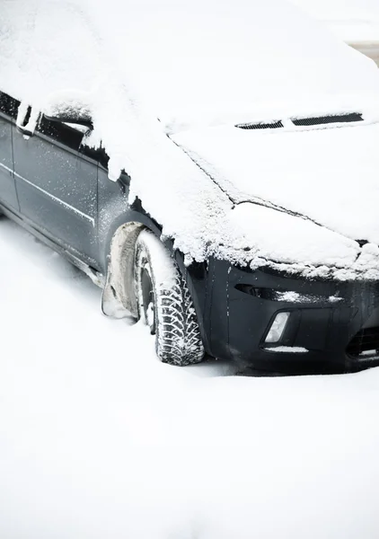 Voiture avec couverture de neige — Photo