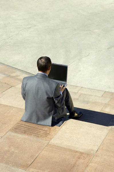 Zakenman die op de laptop werkt — Stockfoto