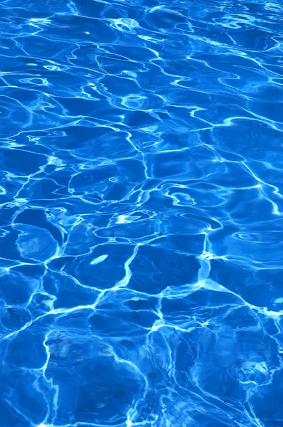 Murni air biru di kolam — Stok Foto
