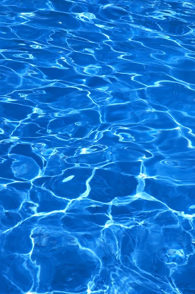 puro agua azul en piscina