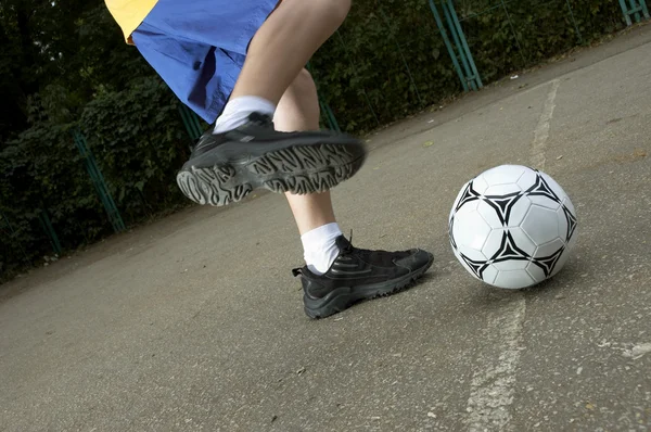 Garçon avec un ballon de football — Photo