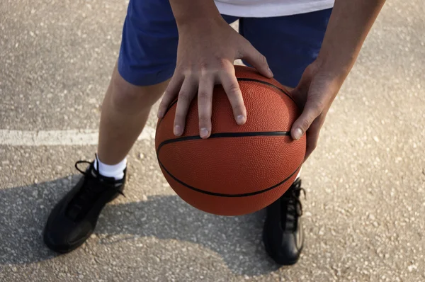 Sportman met basketbal — Stockfoto