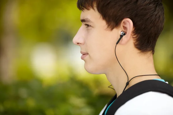 Jovem homem atraente com fones de ouvido — Fotografia de Stock