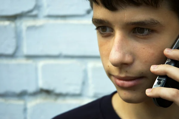 Junge mit Telefon — Stockfoto