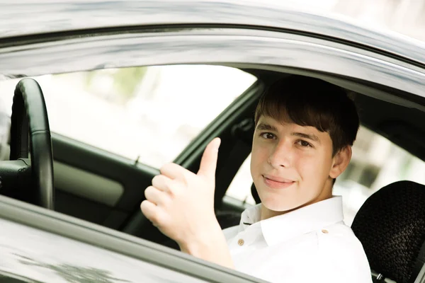 Adolescente em um carro — Fotografia de Stock