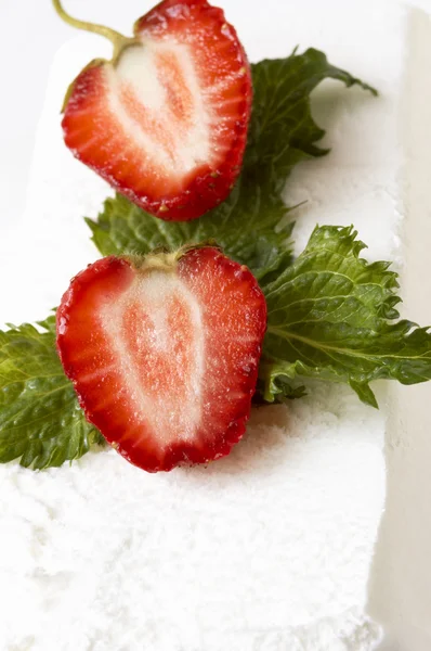 Νωπών φράουλα και μέντα με παγωτό καϊμάκι — Φωτογραφία Αρχείου