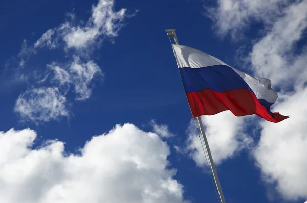 Vlag van het Rusland op de hemelachtergrond — Stockfoto