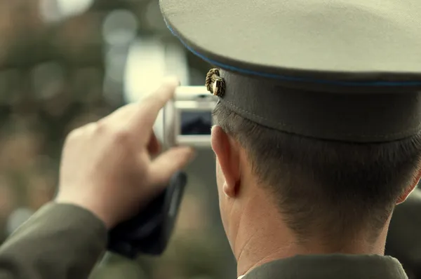 Militaire schieten gericht punt op linker oor — Stockfoto