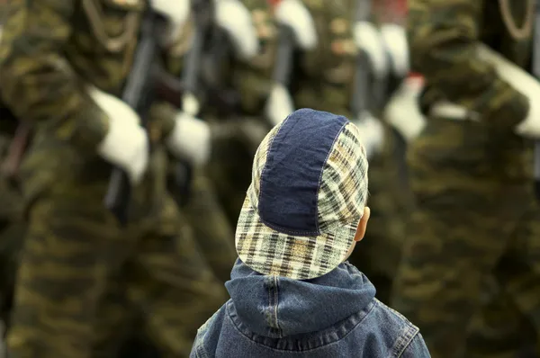 Menino e militar no desfile — Fotografia de Stock