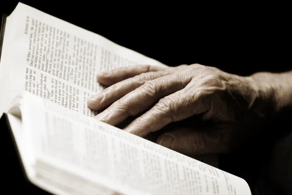 Διαβάζοντας τη Βίβλο — Φωτογραφία Αρχείου