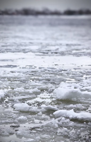 Rivier Wolga in wintertijd (zeer koude dag) — Stockfoto