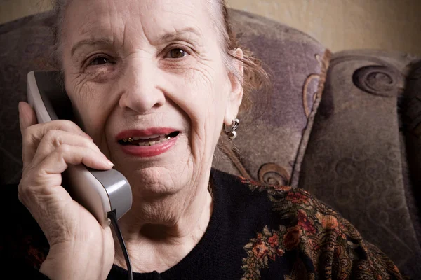Mormor i telefon — Stockfoto