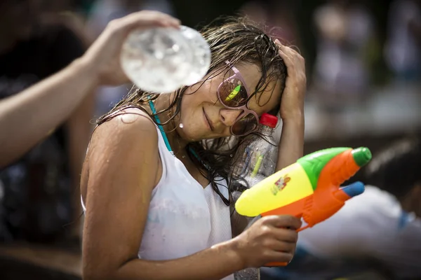 Szczęśliwa młoda kobieta z pistoletem na wodę — Zdjęcie stockowe