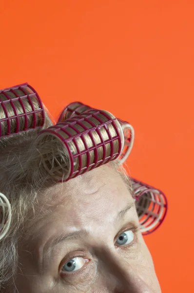 Mujer mayor con rizador de pelo —  Fotos de Stock