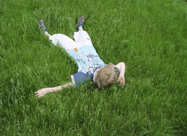 Garçon sur l'herbe verte — Photo