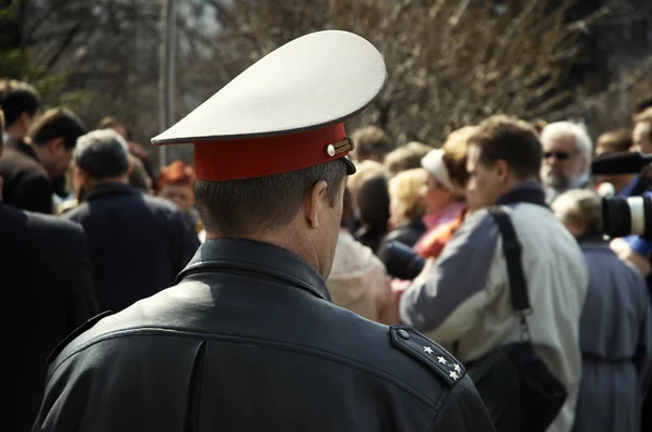 Politieagent op de massa-vergadering — Stockfoto