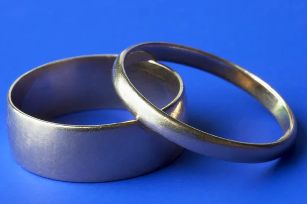 에 결혼 반지가 클로즈업 — 스톡 사진