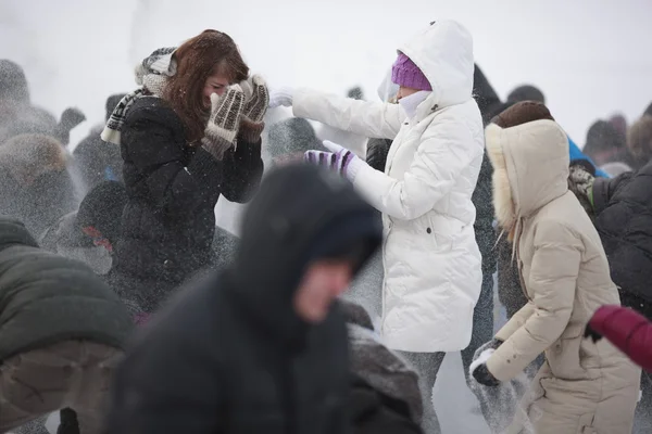 雪玉を持つ若者の戦い — ストック写真