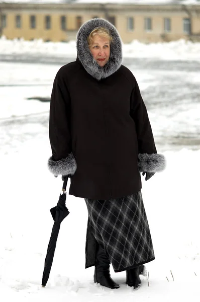 Femme d'hiver avec parapluie — Photo