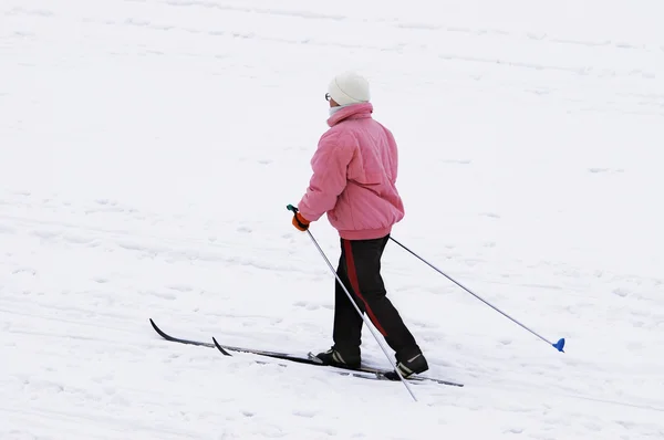 Vrouw skiën — Stockfoto