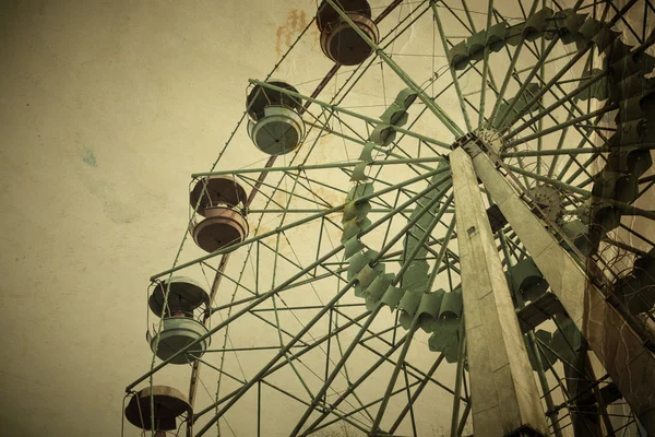 Vieilli vintage photo de carnaval ferris roue — Photo