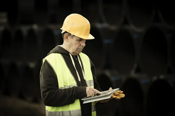 Trabalhador da construção usando tablet digital — Fotografia de Stock