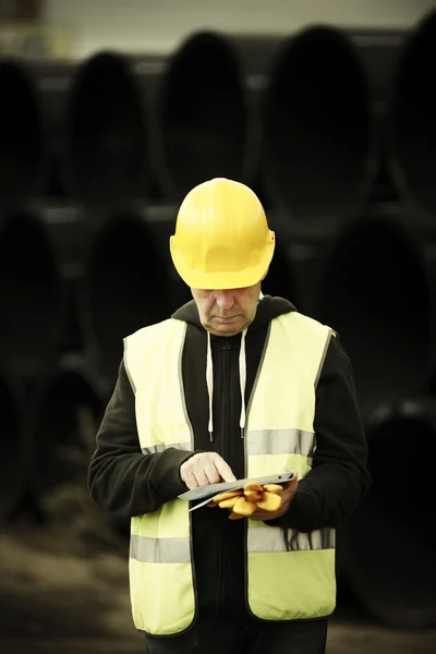 Trabalhador da construção usando tablet digital — Fotografia de Stock