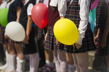 okul çocuk balonu ile