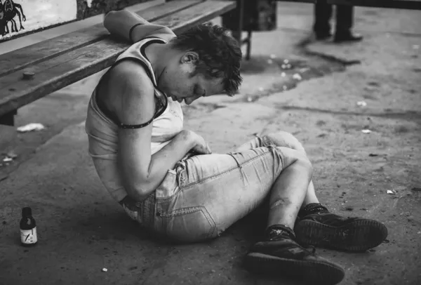 uyuşturucu bağımlısı bir backstreet otobüs sta olarak, uyuyan genç kadın