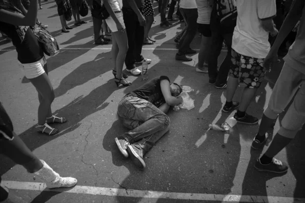Narkotyków nałogowiec młody człowiek śpi na ulicy samara, Federacja Rosyjska — Zdjęcie stockowe