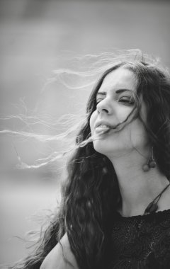 rüzgarlı bir günde güzel bir genç kadın