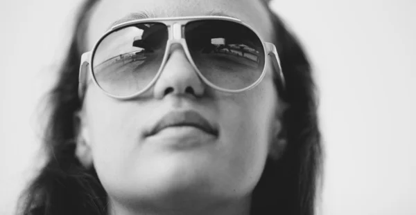 Portrait of a young beautiful woman with sun glasses — Stock Photo, Image