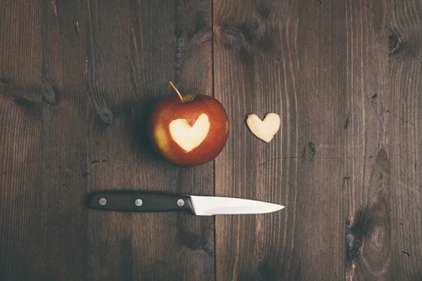 Apple met een hart in het gesneden — Stockfoto
