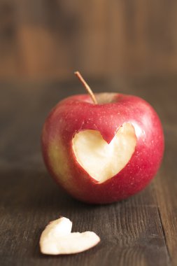 bir kalp içine kesilmiş elma