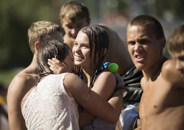 Samara, Rusland-juli 22: jonge mensen schieten en gooien van water — Stockfoto