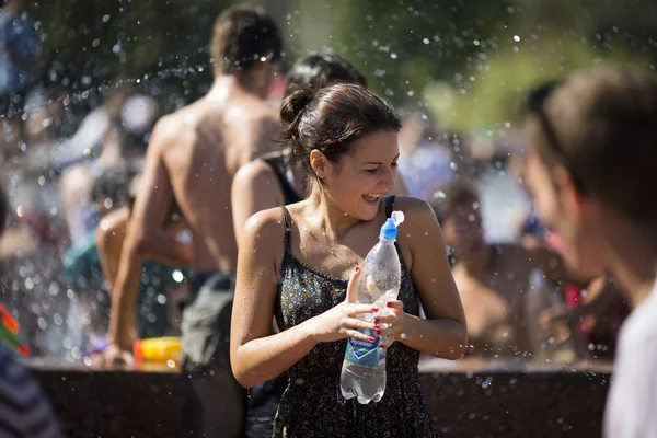 Samara, Federacja Rosyjska-22 lipca: młodzi ludzie fotografowania i rzucanie wody — Zdjęcie stockowe