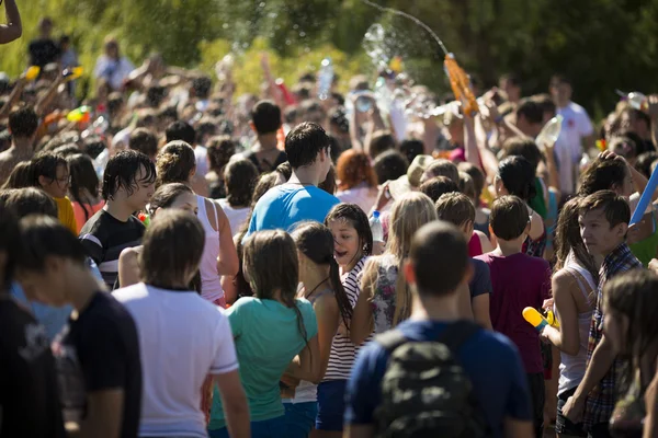 SAMARA, RUSIA-22 DE JULIO: jóvenes disparando y arrojando agua — Foto de Stock